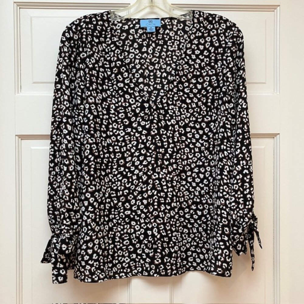 CeCe Leopard print v neck tie sleeve blouse M